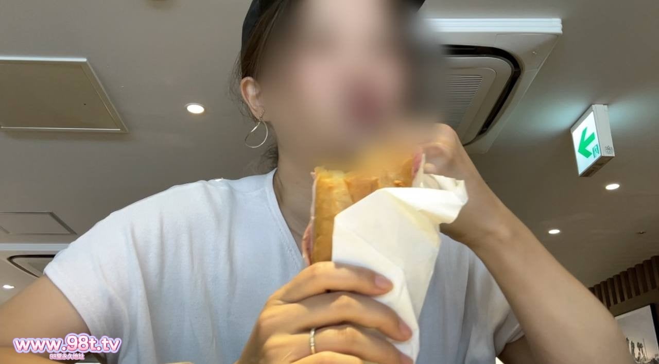 FC2PPV-4548497-「おっきぃ硬い♡入れていい・・?」童貞大**の家で人妻と最高の筆おろし